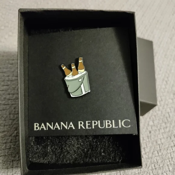 Banana Republic beer bucket enamel pin NWT - Picture 6 of 7